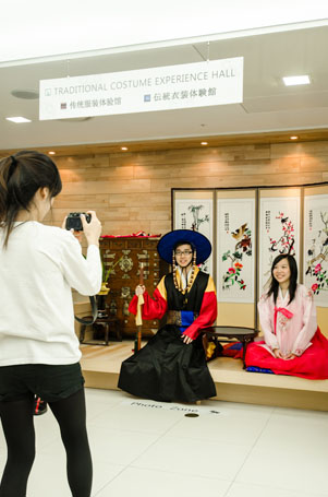 韓服体験中の観光客