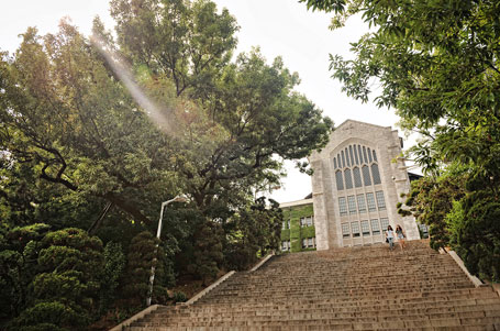 梨花女子大学と階段を下りる学生たち