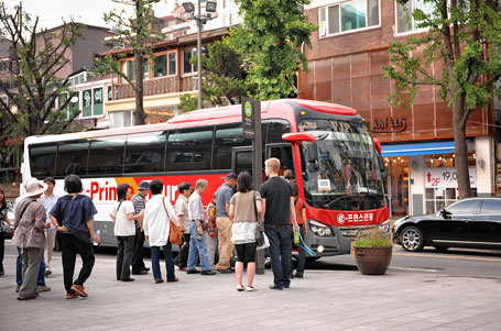 観光バスに乗る観光客