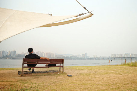 漢江を眺める市民
