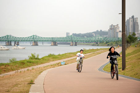 自転車に乗る市民と堂山鉄橋