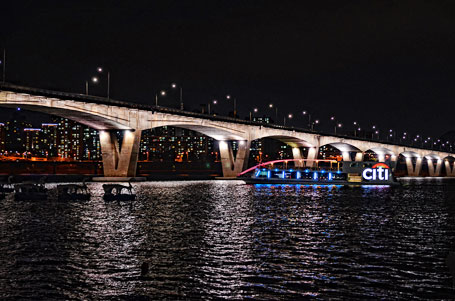漢江にかかる橋と遊覧船