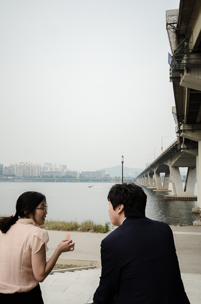 漢江を眺める二人