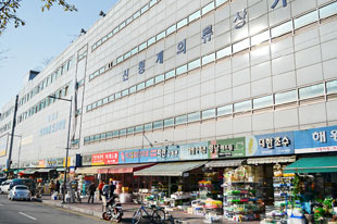 新清渓衣類商街、1階にペットショップ大集合。