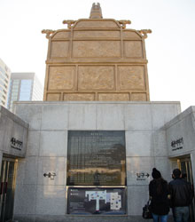 世宗大王像の裏が入口。<br>まさに秘密の入口です。