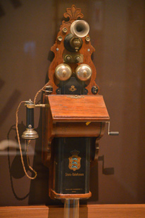 1893年、宮内部に設置された<br>磁石式壁掛け電話機