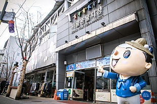 ソウル風物市場の正門と代表キャラクター・ジャントルリ