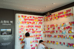 「願いの壁」にメッセージカードを飾りましょう。<br>カードはミュージアムショップで販売中（3,000ウォン）