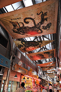 通仁市場のマスコット、白い虎で飾られた天井