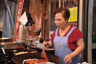 油（キルム）トッポキを作っている、おばさん