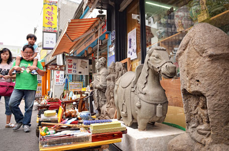 骨董品店の前を歩く家族