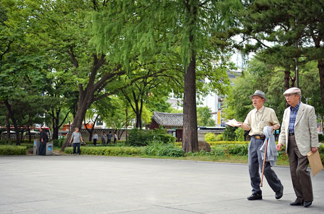 タプコル公園を散策する老人