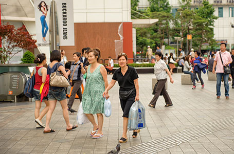 東大門を訪れる観光客