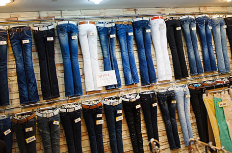 店頭に並ぶジーンズ