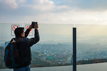 展望台から写真を撮る観光客