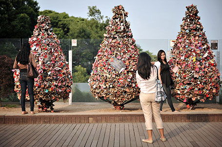 南京錠の木と観光客