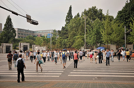 延世大学前の学生たち