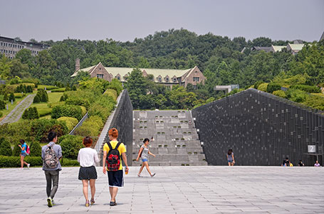 梨大を歩く学生たち