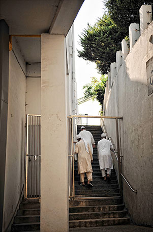 イスラム寺院の階段を上る人々