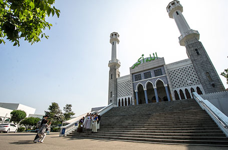 イスラム寺院を訪れる訪問客