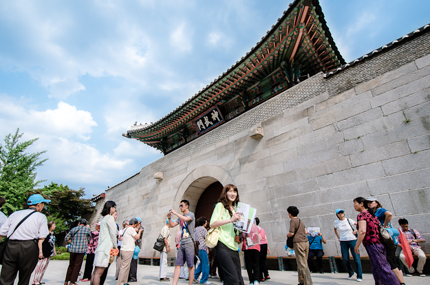 中国人の観光客で混み合う青瓦台前神武門