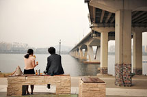 漢江を眺める二人