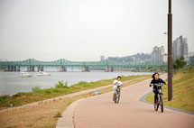漢江公園でサイクリングを楽しむ子ども