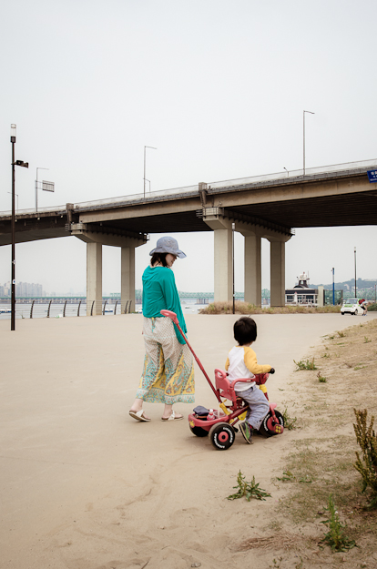 漢江を散歩する母と子