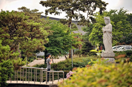 奉雲寺で祈りを捧げる姿