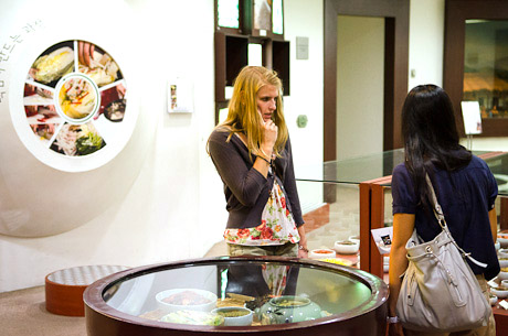キムチ博物館を観覧する観光客