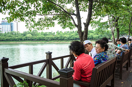 石村湖のベンチで休息を楽しむ人々
