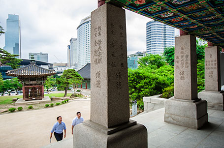 奉恩寺を訪れる人々