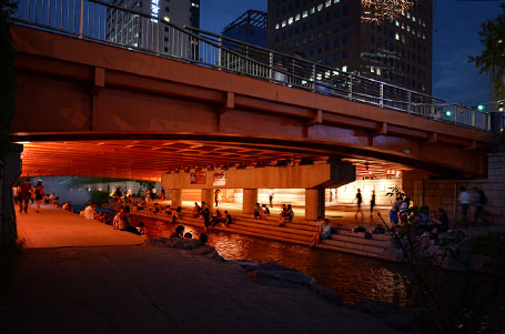 清渓川の橋の下で休む人たち