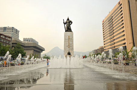 李舜臣将軍銅像と噴水を駆け抜ける子ども