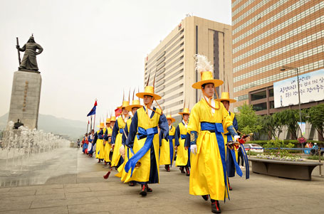 李舜臣将軍銅像と行列