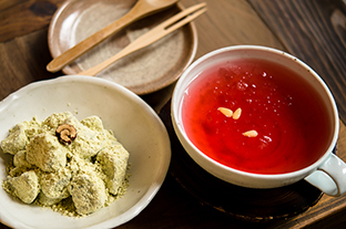 五味子茶とスリチィ餅