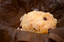 もち米に小豆、さつまいも、れんこん、豆、粟などさまざまな穀物を入れて炊いたご飯