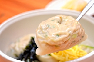 餃子スープの餃子は柔らかい食感が特徴