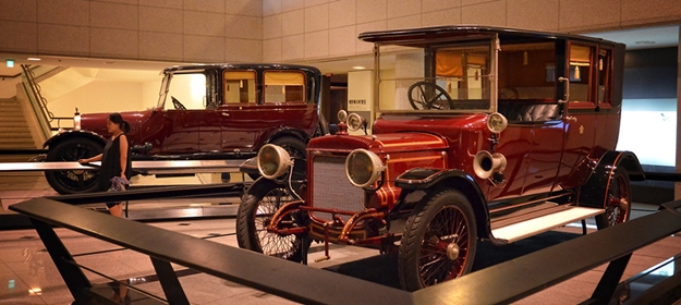 左：純宗皇帝の御料車 ／  右：純貞皇后の御料車