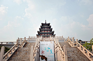 慶州・仏国寺の建築様式を取り入れた階段