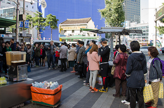 チャプチェホットクの列に並ぶ人々