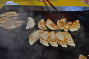 韓国の一般的なクンマンドゥ（焼き餃子）<br>両面をカリカリに焼いています。