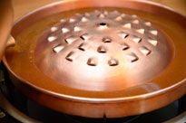 お鍋のくぼみいっぱいに<br>ダシを入れる。