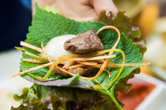サンチュやエゴマの葉に包んで食べるのが韓国スタイル