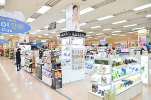 国内高級ブランドのコスメ店まで