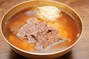 透き通ったスープに極厚の韓牛スライス