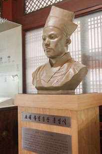 初代郵政総局総裁<br>洪英植（ホン・ヨンシク）の像
