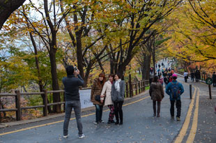 歩いて、広場まで